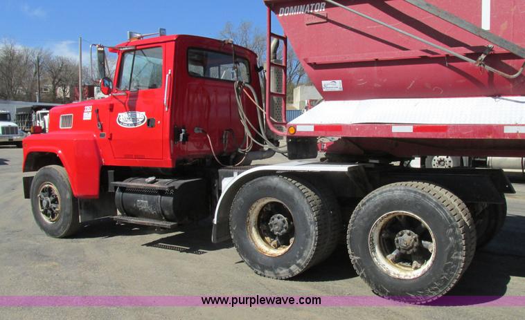 image for item E7454 1994 Ford LTL9000 semi truck