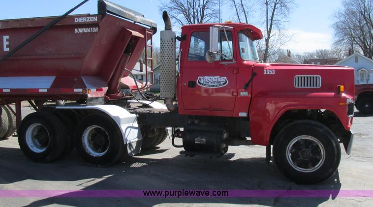 image for item E7454 1994 Ford LTL9000 semi truck