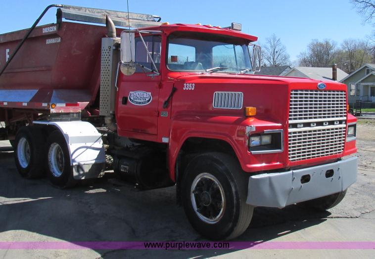 image for item E7454 1994 Ford LTL9000 semi truck