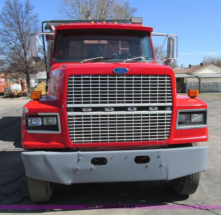 image for item E7454 1994 Ford LTL9000 semi truck