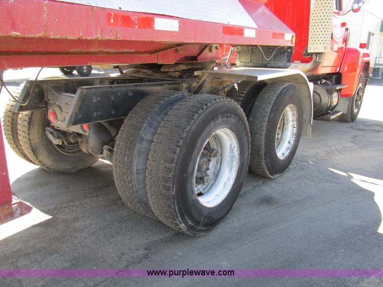 image for item E7454 1994 Ford LTL9000 semi truck