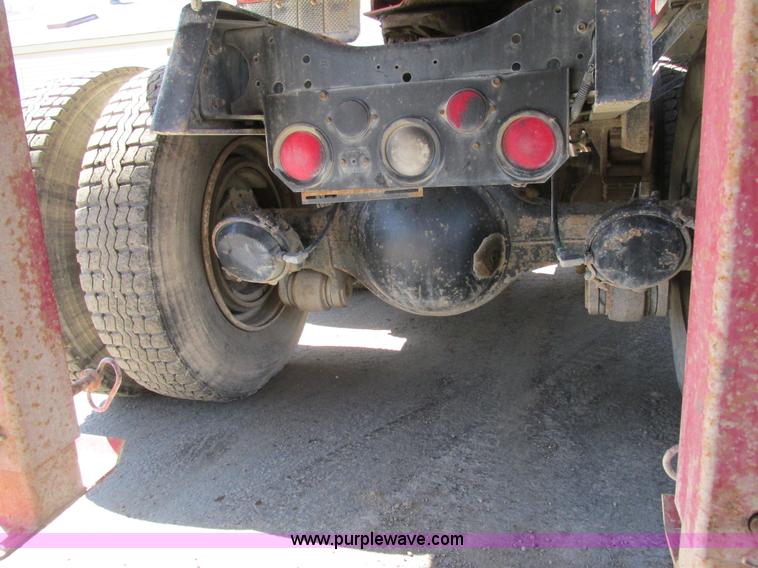 image for item E7454 1994 Ford LTL9000 semi truck