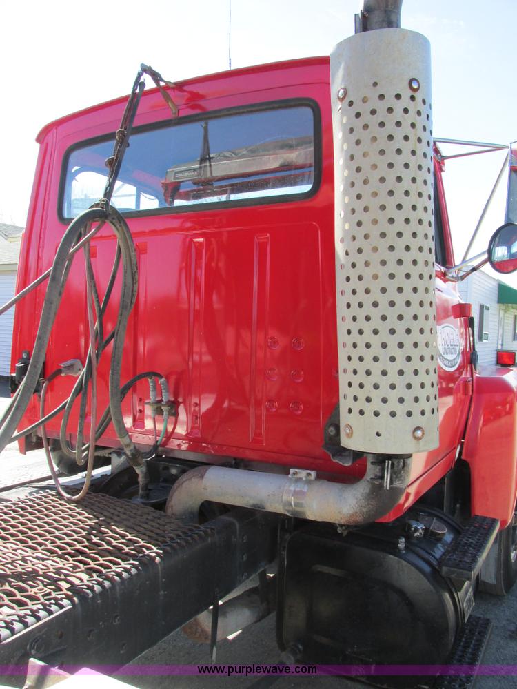 image for item E7454 1994 Ford LTL9000 semi truck