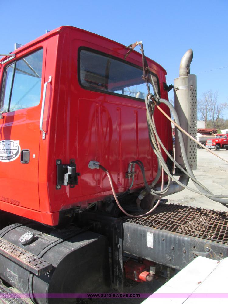 image for item E7454 1994 Ford LTL9000 semi truck