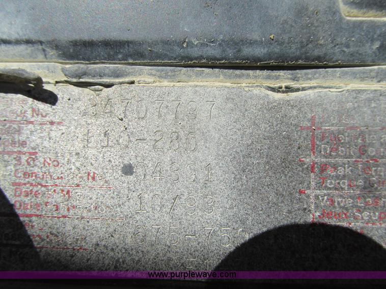 image for item E7454 1994 Ford LTL9000 semi truck