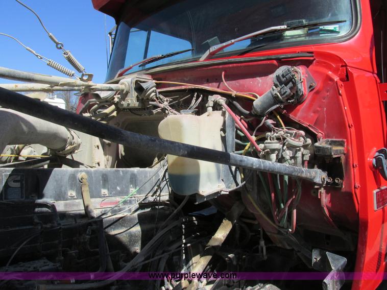 image for item E7454 1994 Ford LTL9000 semi truck