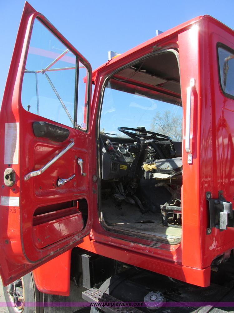 image for item E7454 1994 Ford LTL9000 semi truck