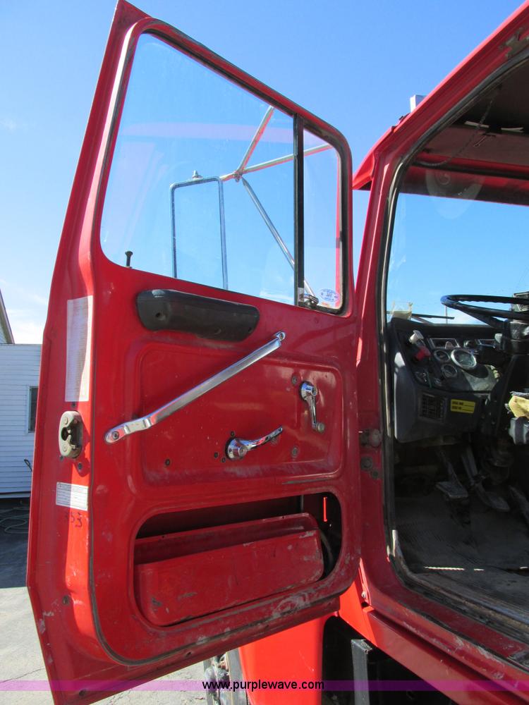 image for item E7454 1994 Ford LTL9000 semi truck