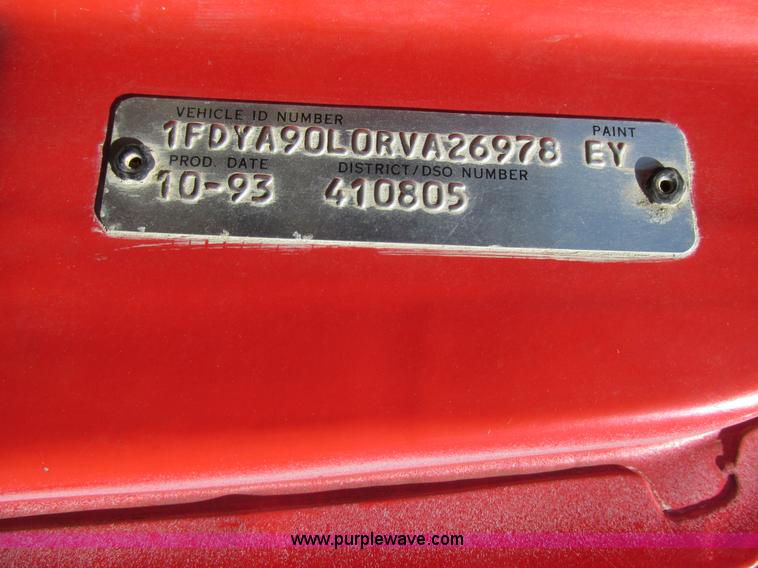 image for item E7454 1994 Ford LTL9000 semi truck