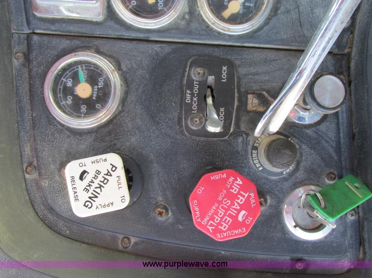 image for item E7454 1994 Ford LTL9000 semi truck