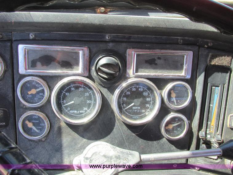 image for item E7454 1994 Ford LTL9000 semi truck