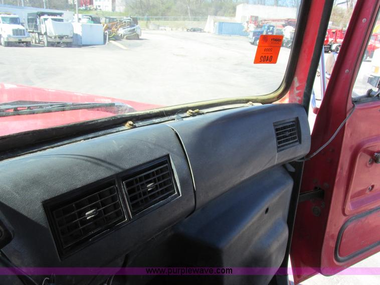 image for item E7454 1994 Ford LTL9000 semi truck