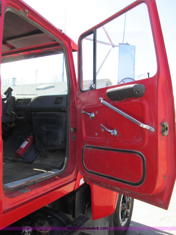 image for item E7454 1994 Ford LTL9000 semi truck