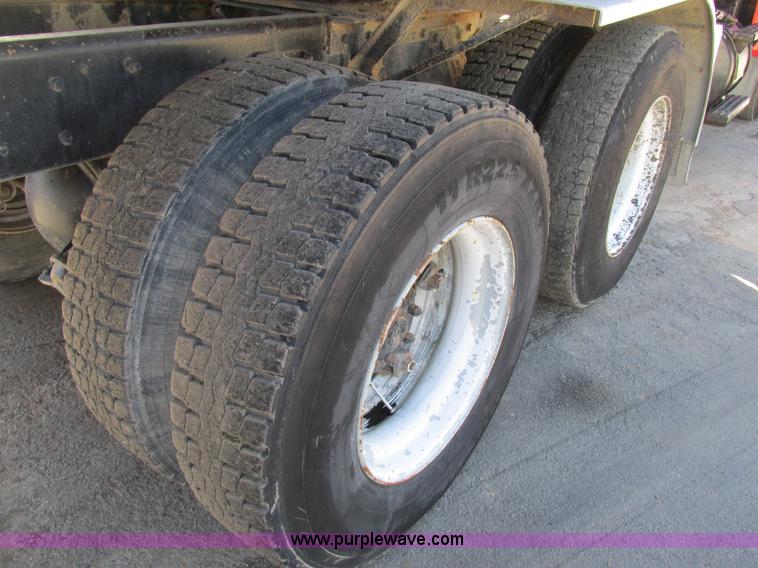 image for item E7454 1994 Ford LTL9000 semi truck