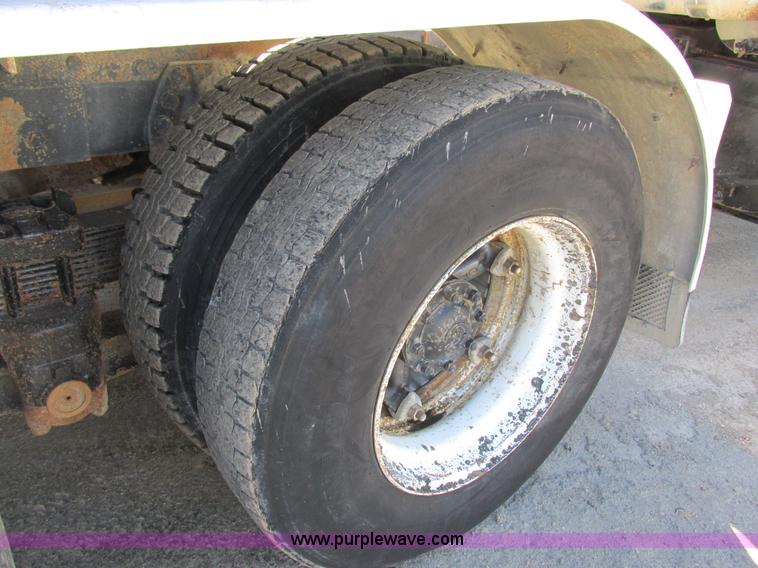 image for item E7454 1994 Ford LTL9000 semi truck