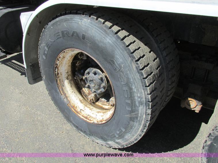 image for item E7454 1994 Ford LTL9000 semi truck