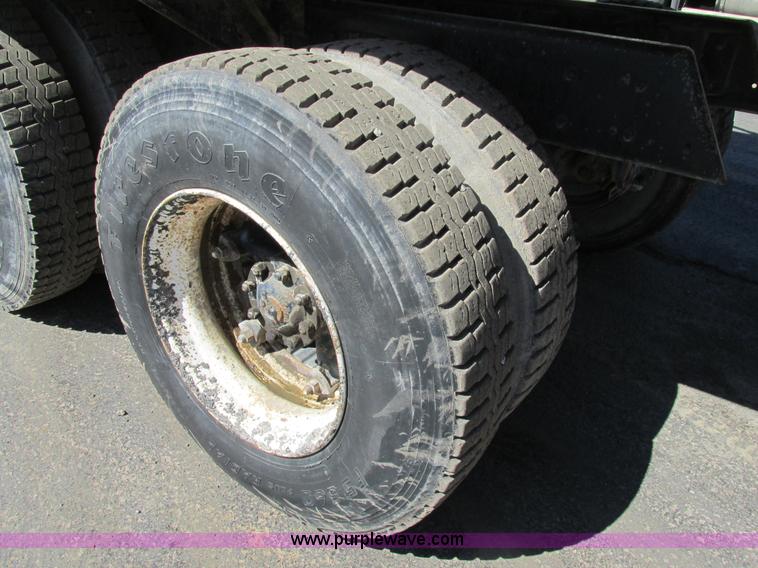 image for item E7454 1994 Ford LTL9000 semi truck