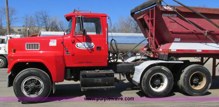 image for item E7456 1994 Ford LTL9000 semi truck