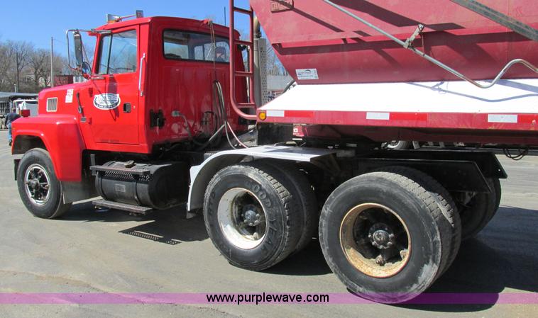 image for item E7456 1994 Ford LTL9000 semi truck