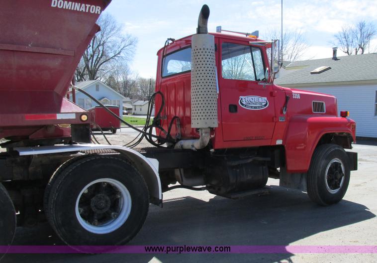 image for item E7456 1994 Ford LTL9000 semi truck