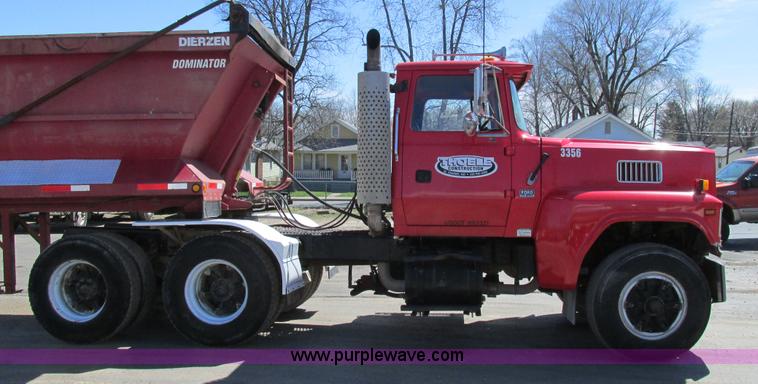 image for item E7456 1994 Ford LTL9000 semi truck