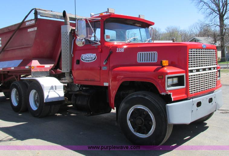 image for item E7456 1994 Ford LTL9000 semi truck