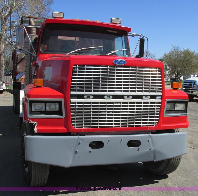 image for item E7456 1994 Ford LTL9000 semi truck