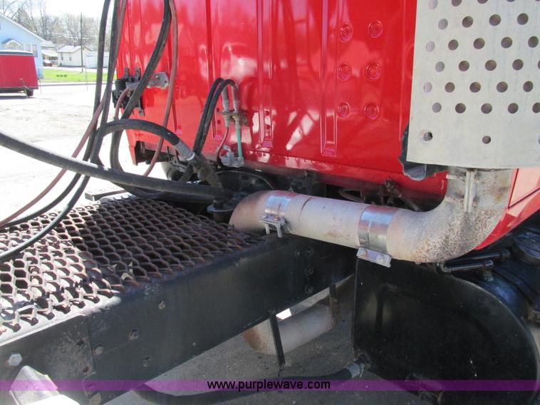 image for item E7456 1994 Ford LTL9000 semi truck