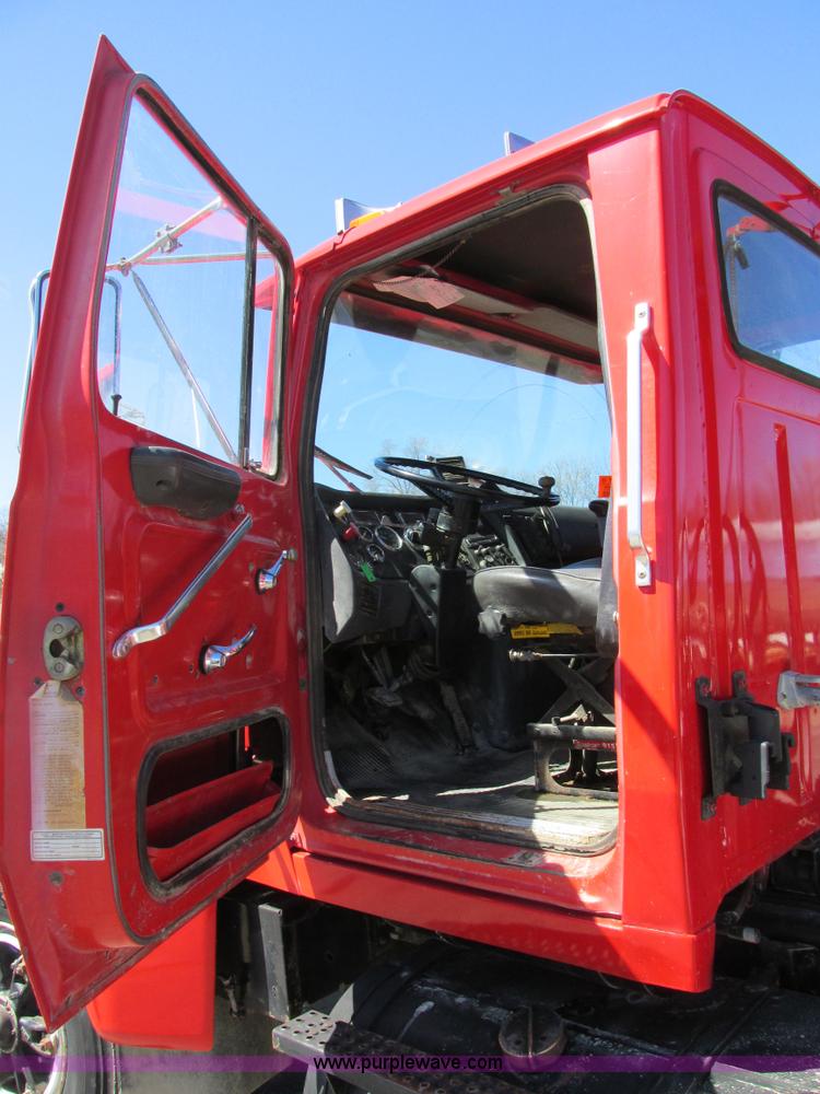 image for item E7456 1994 Ford LTL9000 semi truck