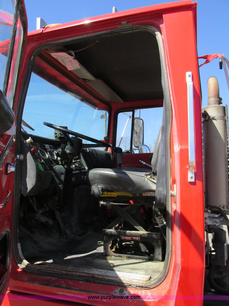 image for item E7456 1994 Ford LTL9000 semi truck