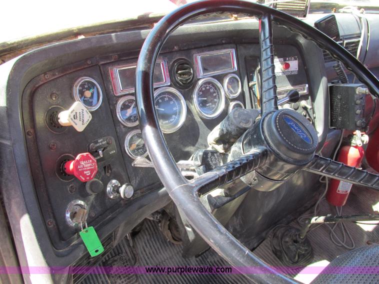 image for item E7456 1994 Ford LTL9000 semi truck