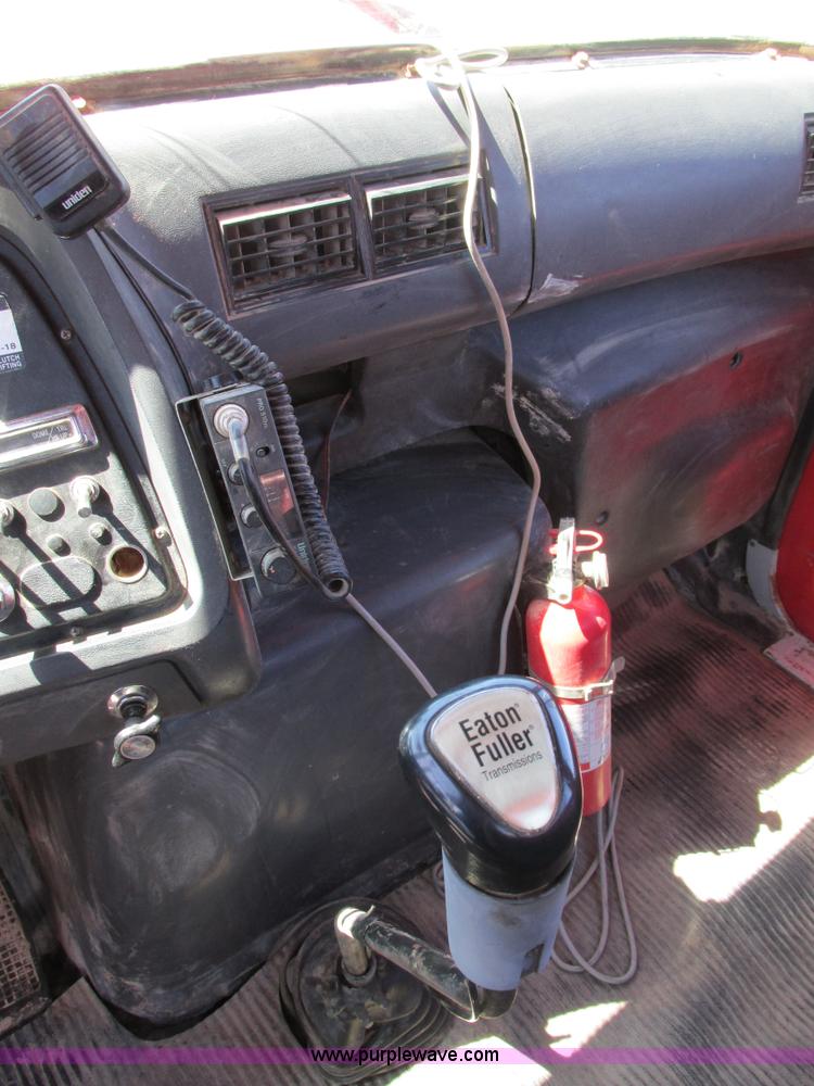 image for item E7456 1994 Ford LTL9000 semi truck