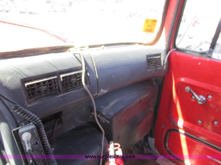 image for item E7456 1994 Ford LTL9000 semi truck