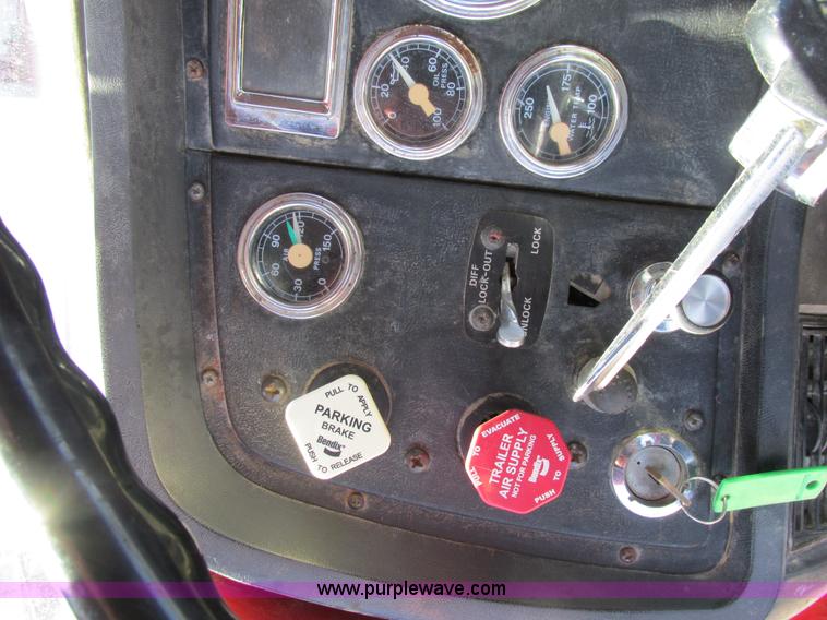 image for item E7456 1994 Ford LTL9000 semi truck