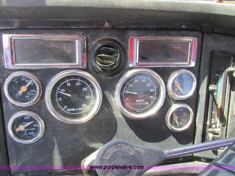 image for item E7456 1994 Ford LTL9000 semi truck