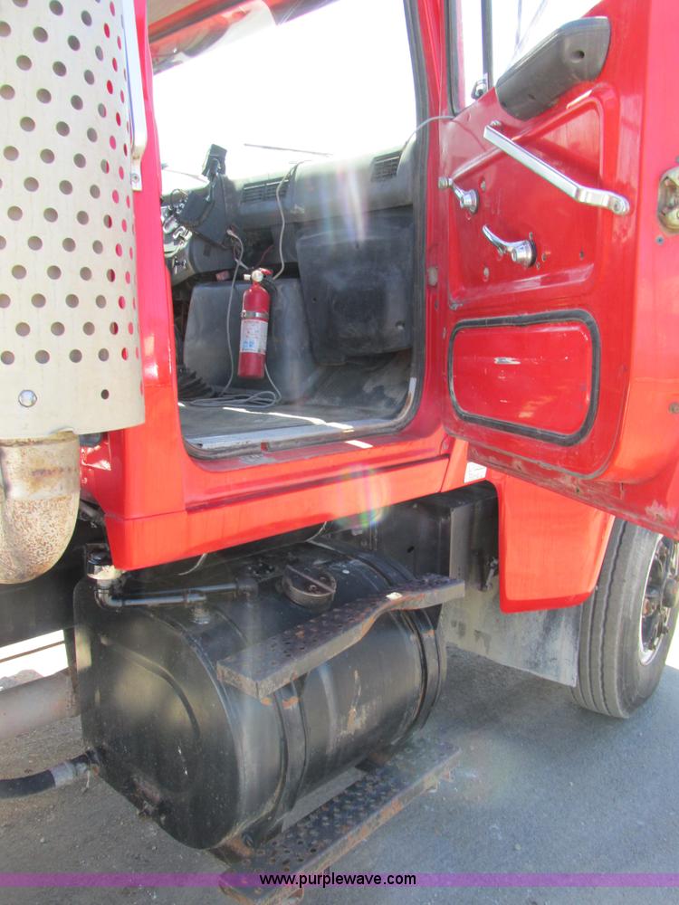 image for item E7456 1994 Ford LTL9000 semi truck