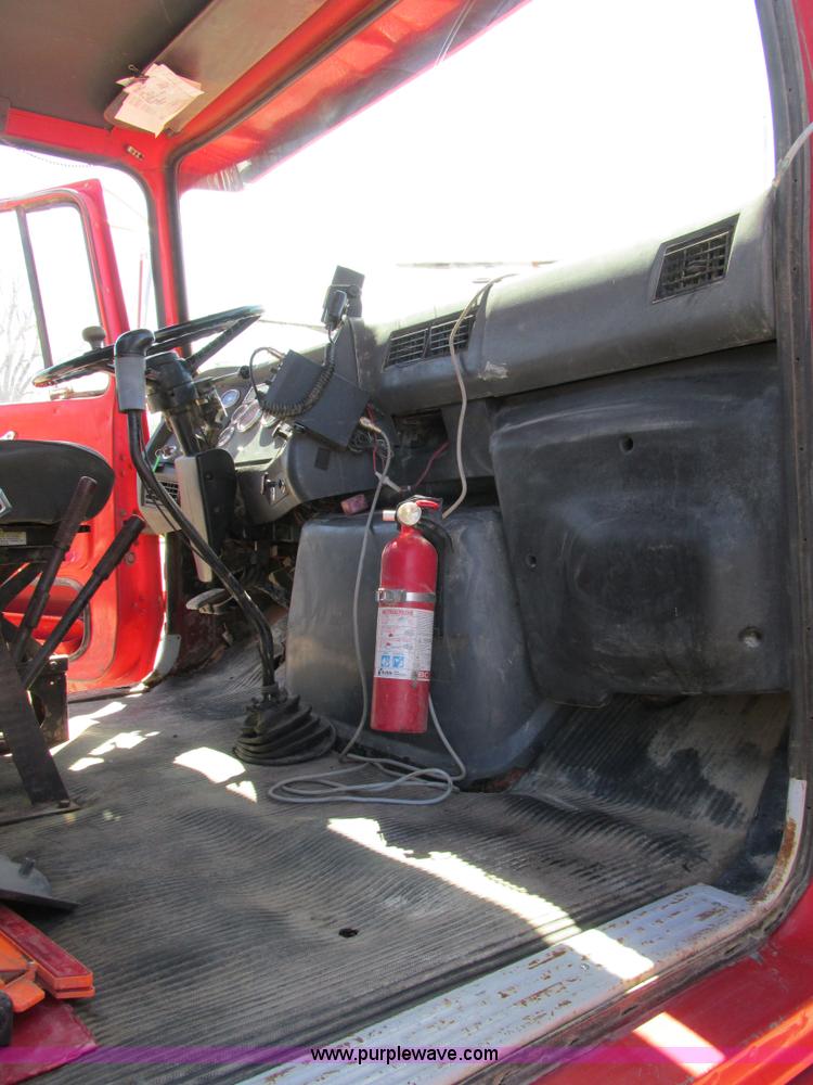 image for item E7456 1994 Ford LTL9000 semi truck