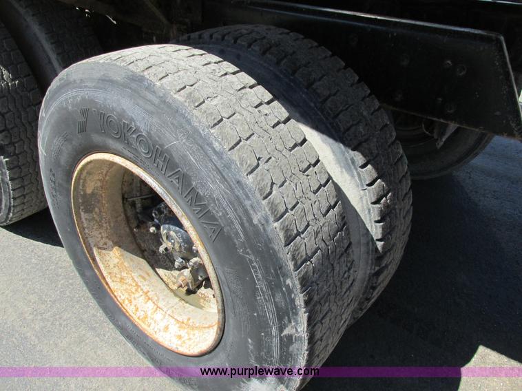 image for item E7456 1994 Ford LTL9000 semi truck