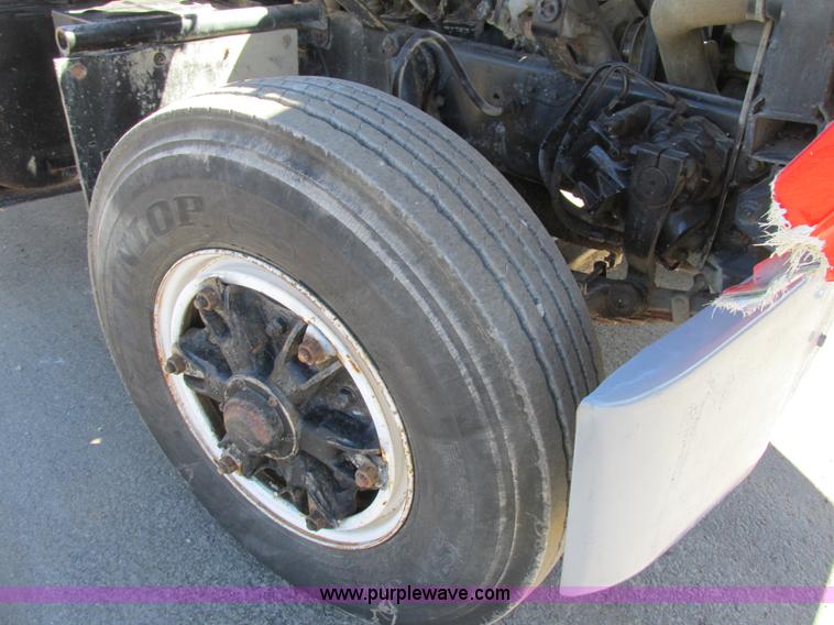 image for item E7456 1994 Ford LTL9000 semi truck