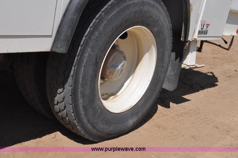 image for item F2342 1995 Ford F800 bucket truck