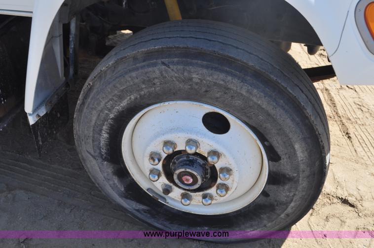 image for item F2342 1995 Ford F800 bucket truck