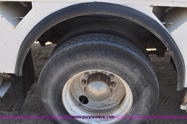 image for item F2342 1995 Ford F800 bucket truck