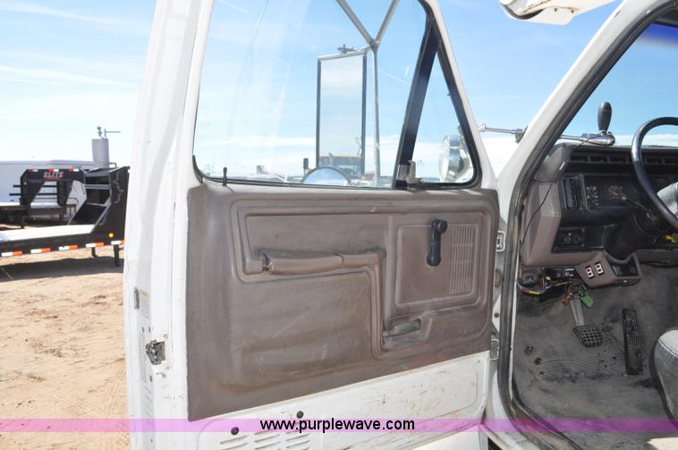 image for item F2342 1995 Ford F800 bucket truck