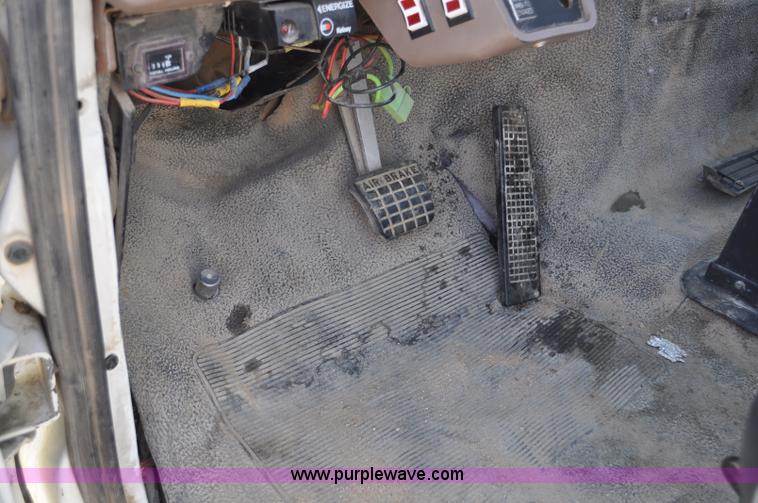 image for item F2342 1995 Ford F800 bucket truck