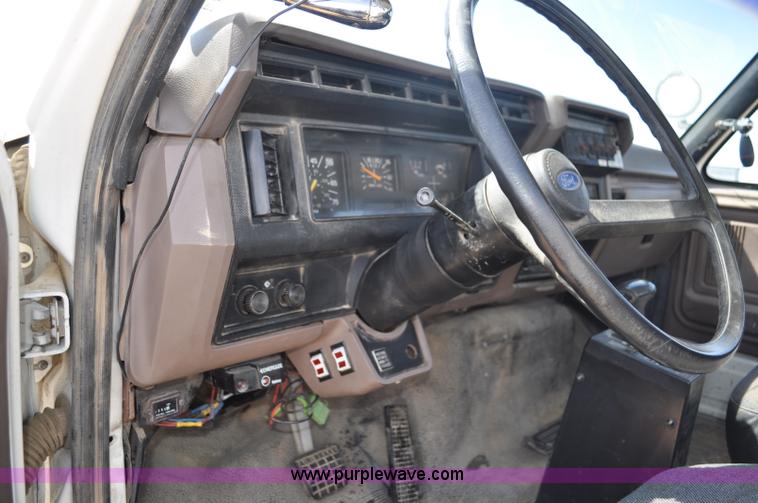 image for item F2342 1995 Ford F800 bucket truck