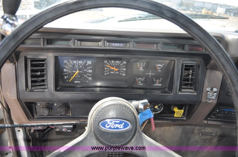 image for item F2342 1995 Ford F800 bucket truck