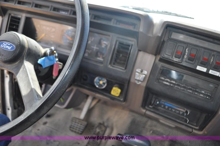 image for item F2342 1995 Ford F800 bucket truck