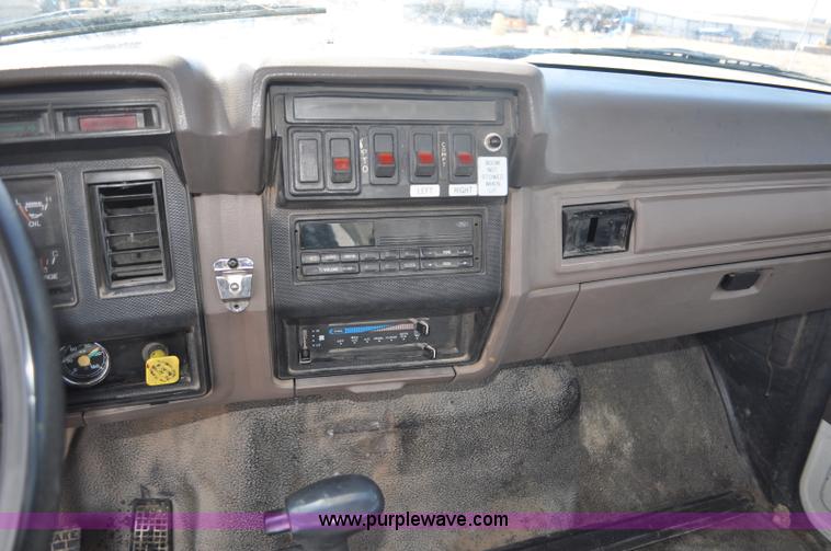 image for item F2342 1995 Ford F800 bucket truck