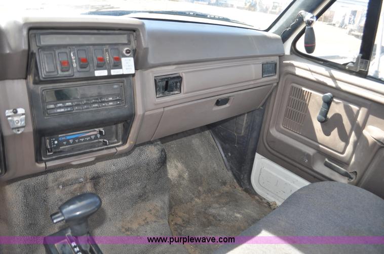 image for item F2342 1995 Ford F800 bucket truck