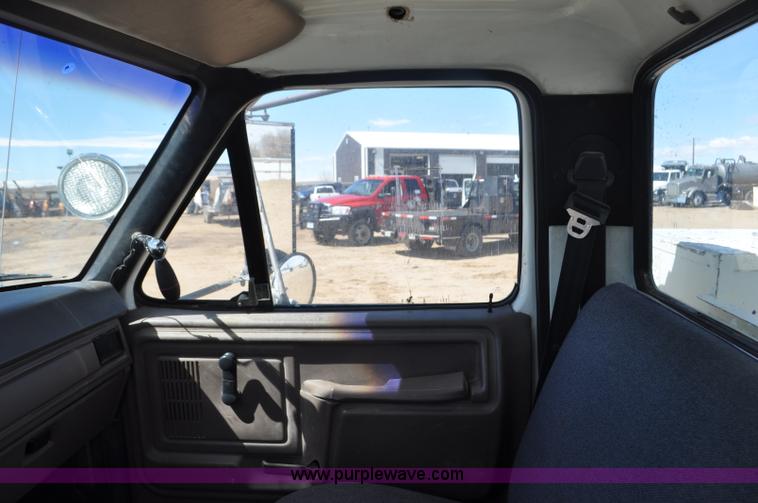 image for item F2342 1995 Ford F800 bucket truck